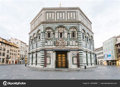 12.07.2021 top 10 florenz sehenswürdigkeiten: Florence baptisterium San Giovanni ráno - Stock redakční ...