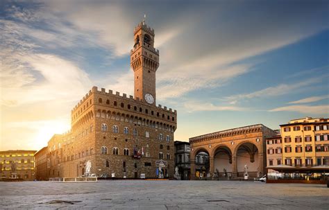 It overlooks the piazza della signoria, which holds a copy of michelangelo's david statue, and the gallery of statues in the adjacent loggia dei lanzi. The Palazzo Vecchio, Florence - book a guided tour.