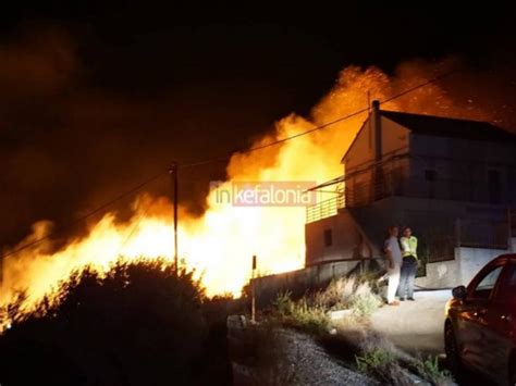 Σύμφωνα με τις πρώτες πληροφορίες πυρκαγιά εκδηλώθηκε σε οικόπεδο και έχει κάψει μισό στρέμμα για την ώρα στο σημείο σπεύδουν ισχυρές. ΦΩΤΙΑ ΤΩΡΑ: Ολονύχτιο θρίλερ στην Κεφαλονιά | Pagenews.gr