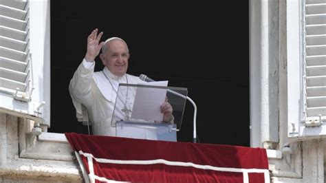 Pope At Angelus Open Your Eyes To Gods Humble Presence Catholic Sabah