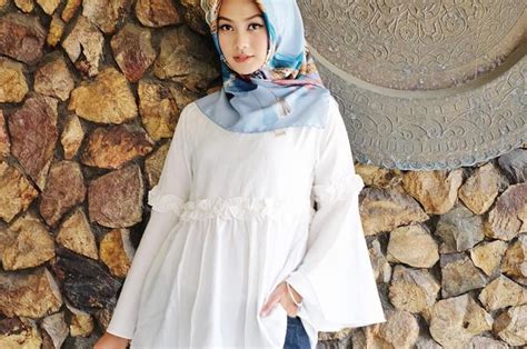 5 Ide Padu Padan Hijab Motif Dan Outfit Putih Ala Indah Nada Puspita