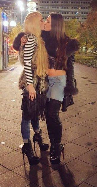 Valentina Rom E Lesbians Kissing Cute Lesbian Couples Lesbian Love