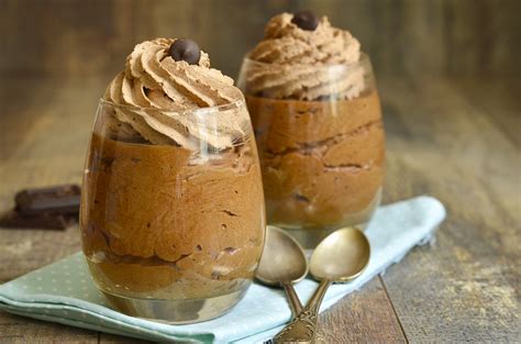 This chocolate mousse is made with melted chocolate, butter, sugar. mousse au chocolat d'herve cuisine - Les desserts au chocolat