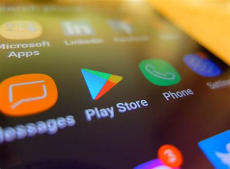 Sklep Play Google: 10 popularnych aplikacji instalowało trojany bankowe