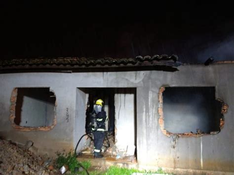 Incêndio destruiu a casa de cerca de 75m². Criciúma: Residência é atingida por incêndio durante a ...