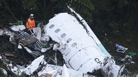 Pele Messi Lead Soccer Tributes To Brazil Plane Crash Victims The