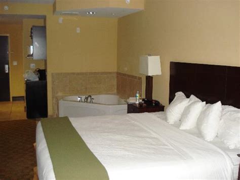 Tastefully furnished rooms, suites, jacuzzi. Room with Jacuzzi tub - Picture of Holiday Inn Express ...