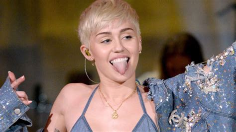 Miley Cyrus Feiert Hei E Party Mit Nackten Frauen