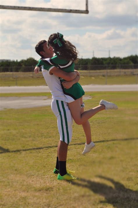 Imagen Relacionada Cheerleading Pictures Football Cheerleader Couple Cheer Couples