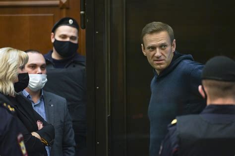 alexei navalny a jornada do opositor de putin que sobreviveu a envenenamento e enfrenta prisão
