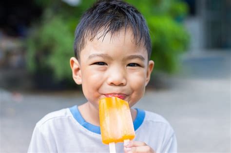 Menino Criança Asiática Tomando Um Sorvete Foto Premium