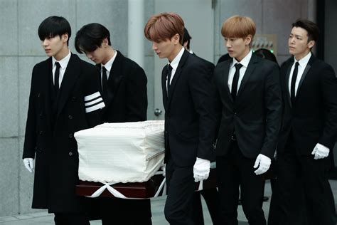 Shinee Jonghyun Funeral Bts Kim Jong Hyun Singer Wikipedia Funeral