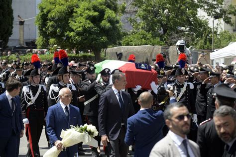 Carabiniere Ucciso A Roma Folla Ai Funerali Nella Chiesa Delle Nozze