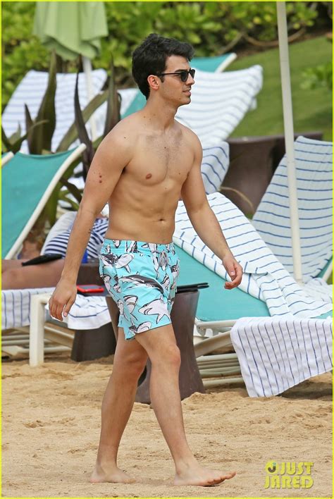 Photo Joe Jonas Shirtless Beach Frisbee Player In Hawaii Photo