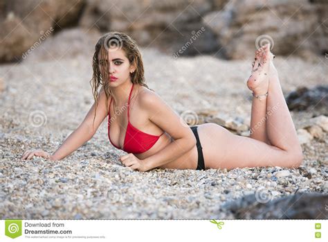 Vrouw Met Het Verbazen Van Lichaam In Braziliaanse Bikini Stock Foto Image Of Knoop Borst