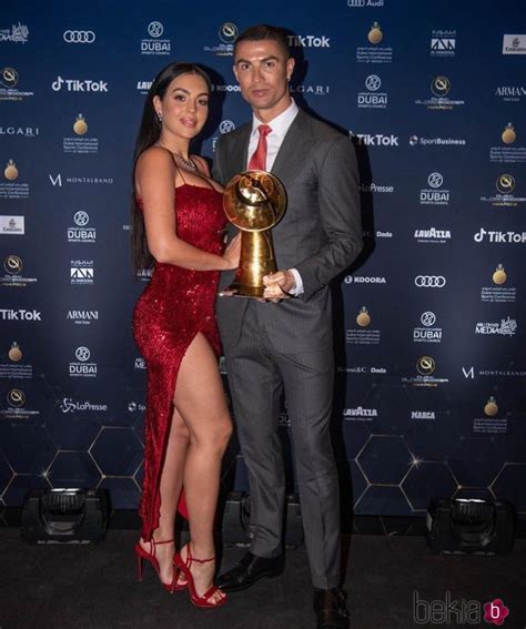 cristiano ronaldo y georgina rodríguez en la entrega de los premios globe soccer 2020 de dubai