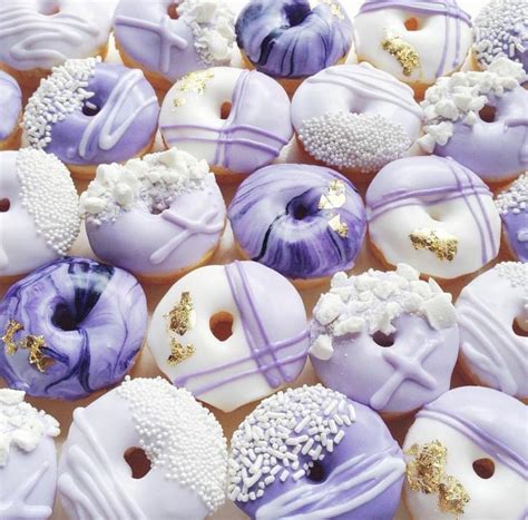 It, like many of the colors of the rainbow, can tie into multiple aesthetics. Purple aesthetic 🪀 em 2020 | Rosquinhas, Donuts, Bolos ...