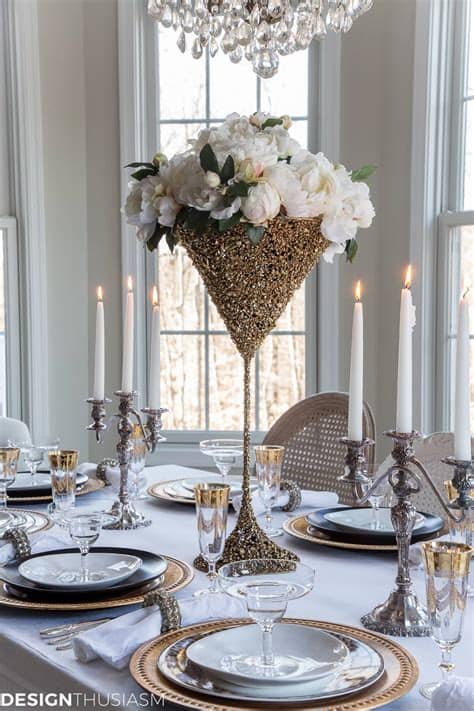 Check out these incredible roses, rimmed with golden glitter. 6 Easy Steps to a Fabulous Table for a New Years Eve Party