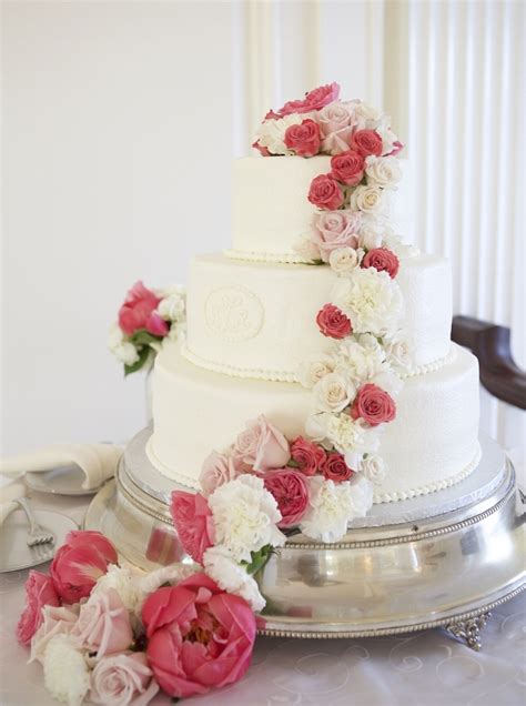 Those simple wedding cakes start with a white and. Wedding cakes with fresh flowers: simple, natural, elegant ...