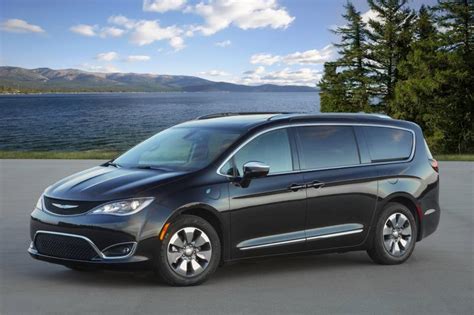 Chrysler Pacifica Hybrid Earns Top Suvminivan Honors In 2020 Aaa Car