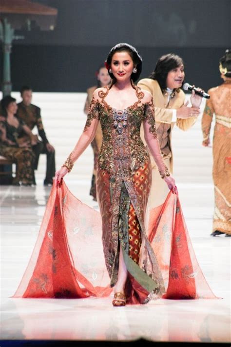 Selama itu, anne berkarya dalam dunia mode, merancang kebaya etnik kontemporer. 186 best images about Kebaya on Pinterest | Traditional, Javanese and Kebaya