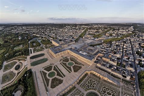  Vue d'ensemble du Château et de la ville de Versailles depuis le sud