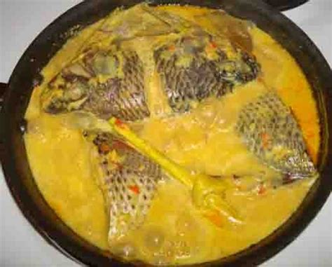 Buka kulkas ad ikan nila ,dapat kemarin ayah dan ank 2ngubek sawah🤭🤭 akhirnya terpikir untuk membuat masakan kesukaan embahnya. Resep Ikan Mas Kuah Santan ENAKE | Resep Juna