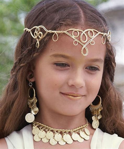 Who Wouldn T Worship This Lovely Greek Goddess Crowning The Look Is A Pretty Headpiece And Gold