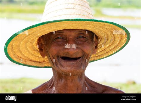 Hombre Retrato Sonriente Hombre Sin Dientes Fotografías E Imágenes De