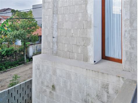 Batako identik dengan rumah sederhana, karena banyak orang meyakini bahwa ukuran batako lebih presisi daripada bata, sehingga dinding batako polos menghasilkan dinding yang lebih rapi secara visual apabila dibandingkan dengan dinding pasangan batu bata polos (tanpa plester dan aci). TFQ architects: Rumah dengan menggunakan bata beton