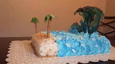 Tsunami cake, l'idea esplosiva di una pasticciera brasiliana fa venire l'acquolina a tutti. Tsunami with candy wave by Megan Jowsey | Cake decorating ...