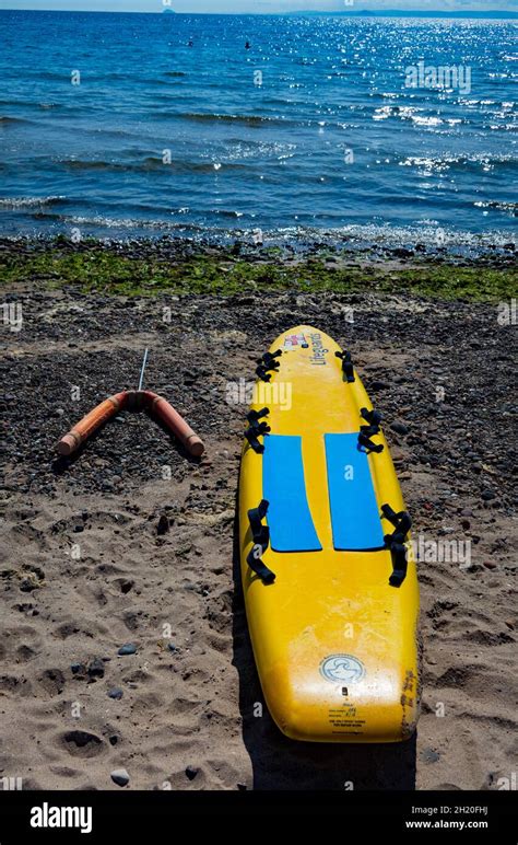 Sauveteur Sauvetage Planche De Surf Sur La Plage Banque De