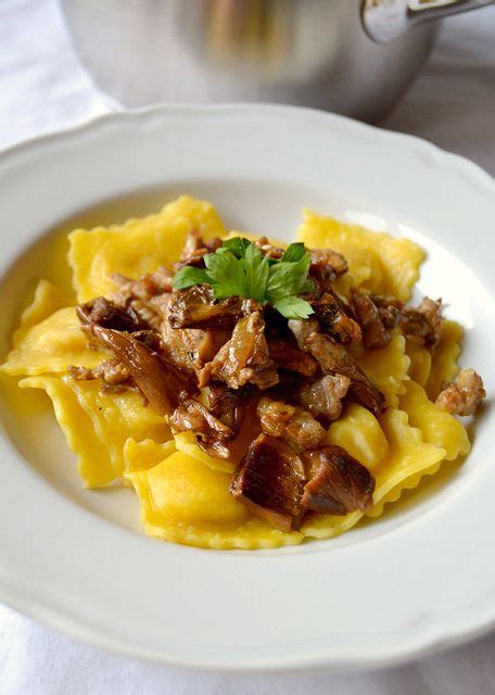 Finite con le foglie di basilico vota la ricetta. Ravioli di zucca con funghi porcini e salsiccia | Ravioli ...