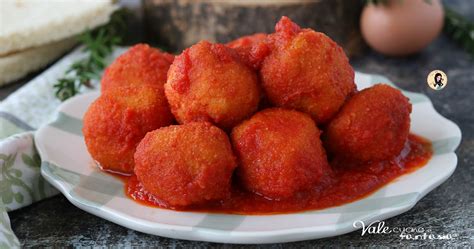 Metti a cuocere le tue polpette di pane e verdure nel forno preriscaldato in modalità statica a 180 °c per circa 30 minuti girandole a metà cottura, quindi sfornale e lasciale raffreddare completamente prima di servirle in tavola, magari assieme a una buona salsina che potrai preparare seguendo la ricetta. POLPETTE DI PANE AL SUGO MORBIDISSIME ricetta facile e veloce