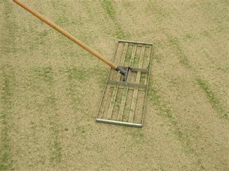 Topdressing your lawn will help to even out any depressions caused by drainage problems, rotting roots, and burrows. Whitevale Golf Club: TOP DRESSING..........IN THE RAIN