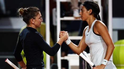 Va fi un meci la discretia simonei, care are nu doar avantajul experientei este si un moment prielnic pentru jucatoarea noastra, pentru ca garcia are probleme pe hard in acest. Caroline Garcia éliminée par Simona Halep en quart de finale de Rome (6-2, 6-3) - Eurosport