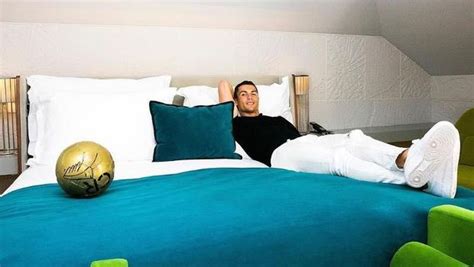 Foto potret wanita gadis kamera model hitam putih perempuan. Mengintip Kamar Hotel Rp 10,5 Juta Cristiano Ronaldo