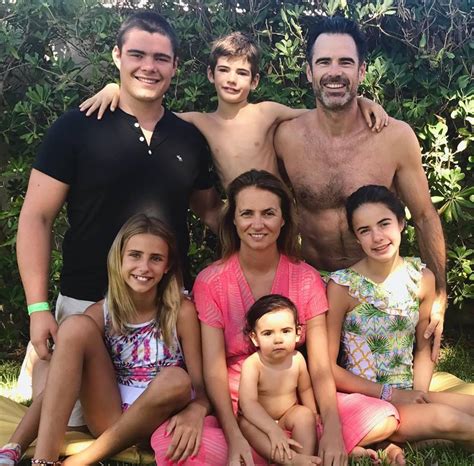 Pedro lima é conhecido por sua marcante atuação, por 15 anos, no grupo vocal garganta profunda e a atuação no teatro musical; Pedro Lima feliz em família | SELFIE