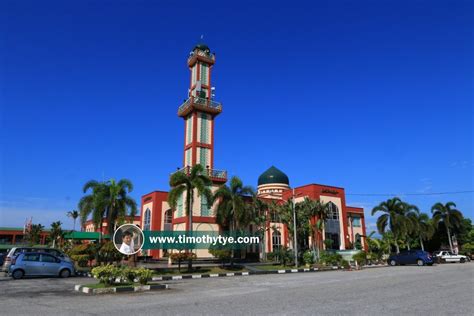 المرحوم سلطان عبدالحاليم معظم شاه ابن المرحوم سلطان بدليشاه; Masjid Taman Ria, Sungai Petani, Kedah