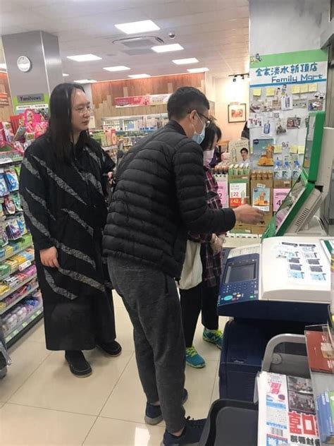 39 ảnh + 1 cover dung lượng: 超商捕捉野生唐鳳! 親民教老奶奶怎麼用APP領口罩 - 生活 - 自由時報電子報