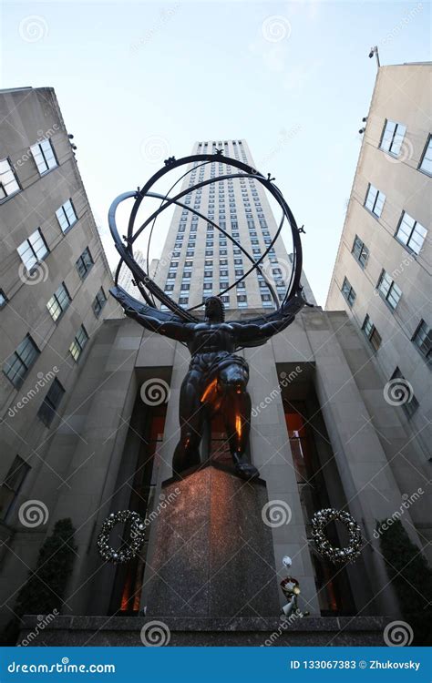 Atlas Statue By Lee Lawrie In Front Of Rockefeller Center In Midtown