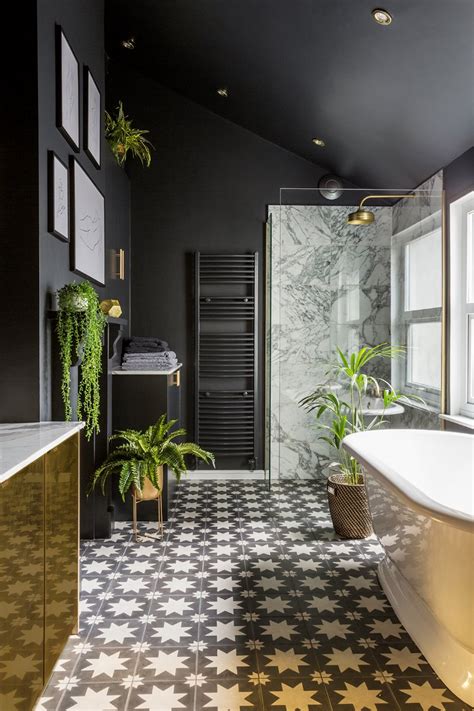 An incredible collection of 33 spectacular white primary bathrooms here. An Award-winning Bathroom