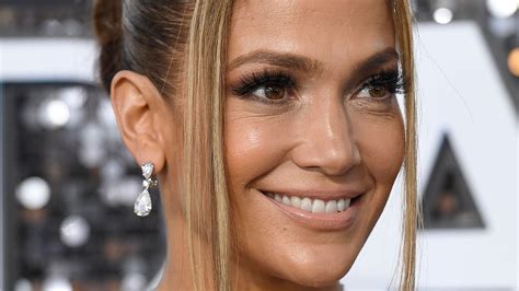 Jennifer Lopez se révèle sans maquillage sur Instagram Vogue France