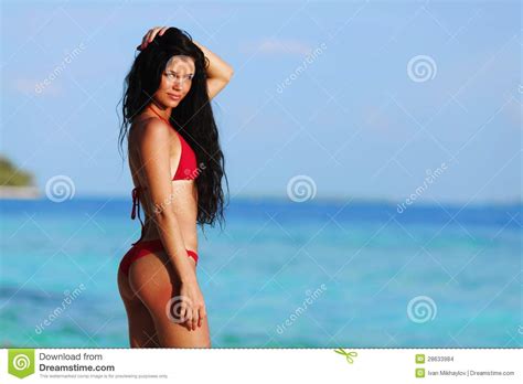 Femme Dans Le Bikini Sur La Plage Photo Stock Image Du Sain Plage