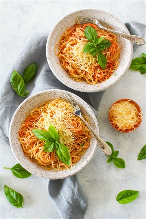 This filling, simple recipe for angel hair pasta with a fresh tomato basil sauce is purported to be similar to the one served at the olive garden chain of add 1 teaspoon of chopped chili flakes into the tomato mixture for a spicy version of the pomodoro sauce. Five Minute Capellini Pomodoro | Recipe | Pasta recipes ...