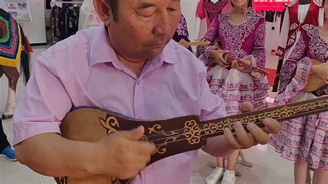 удивительные навыки кыргыза Kyrgyz Muslim Playing His National