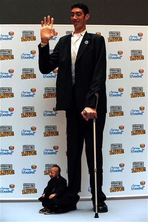 World S Tallest Man Finds Love Offbeat Crazy World Emirates