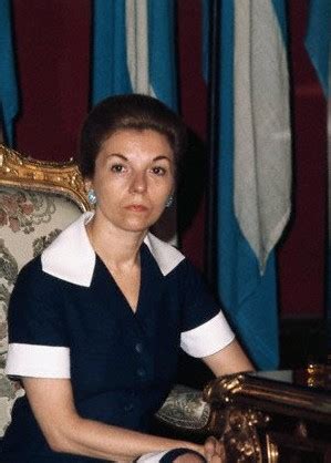 Eva fue la menor de los cinco hijos ilegítimos de la familia, y vivió en el campo hasta 1926, cuando la muerte de su padre les dejó totalmente desprotegidos y tuvieron que abandonar su lugar de residencia. El Martillo Juridico.: "Homenaje" a Maria Estela Martinez ...