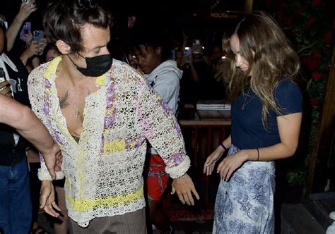 Hebrew News More In Love Than Ever Olivia Wilde And Harry Styles In A Rare Paparazzi TIme News