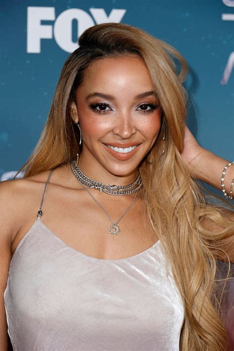 Tinashe Is Back To A Blonde Ombr That S Making Fans Feel Nostalgic